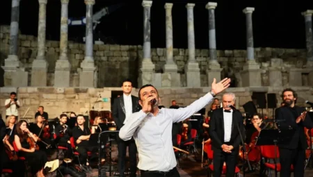 Neşet Ertaş türkülerinin senfonik yorumu Laodikya’da binlerce sanatseverle buluştu